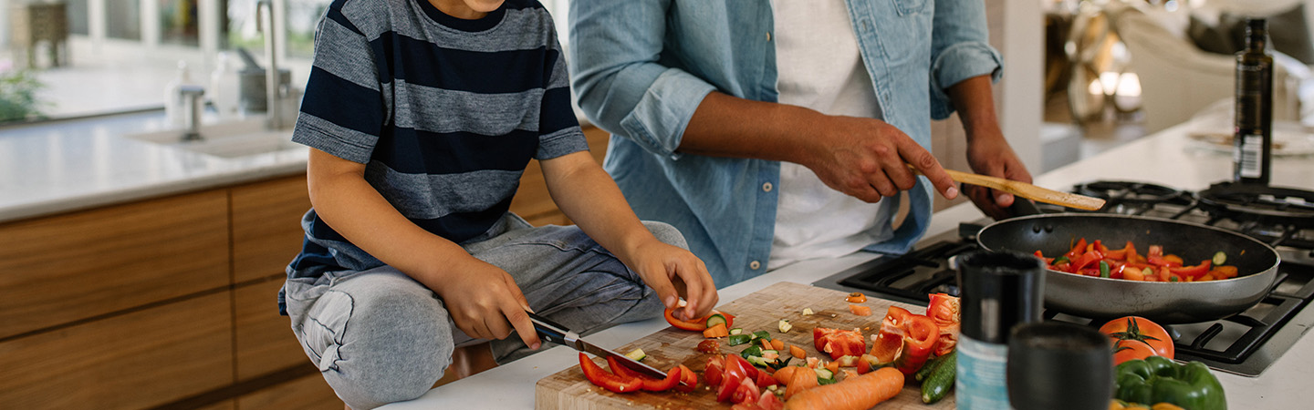 Vater und Sohn kochen zusammen