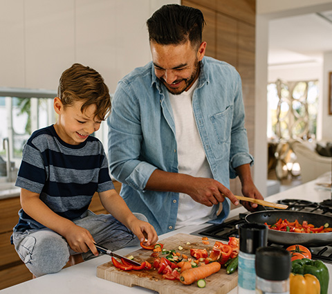 Vater und Sohn kochen zusammen