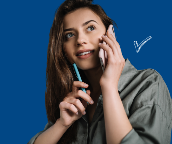 Junge Frau am Telefon